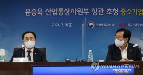 문승욱(왼쪽) 산업통상자원부 장관이 지난 9일 서울 영등포구 중소기업중앙회에서 열린 중소기업인 간담회에서 인사말을 하고 있다. <연합뉴스>